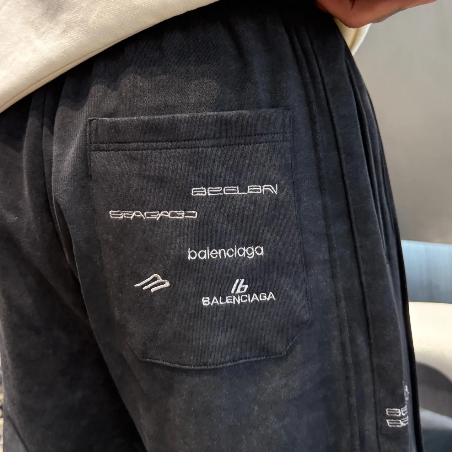 Balenciaga 🆕2026 Autumn and Winter New Arrival Casual Pants! The official website will be released simultaneously. Brand Classic LOGO casual pants, customized fabrics, excellent comfort and strong touch. Highly recognisable, perfect appearance and craftsmanship. Size:M-3XL